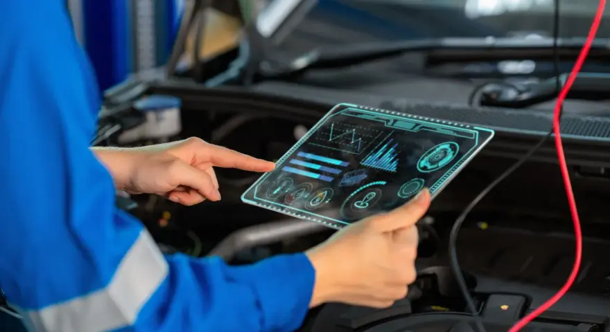 Meccanico con tablet futuristico analizza dati per il cambio centralina auto.