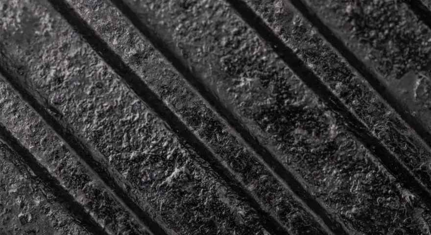 Texture dettagliata di pneumatici morbidi con scanalature profonde, che suggeriscono aderenza e comfort su strada.