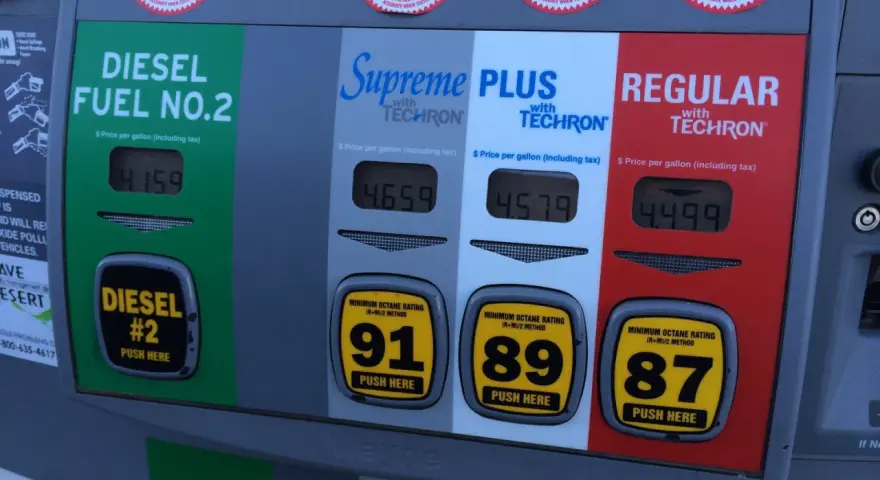 Confronto tra coppia diesel vs benzina: il diesel costa 4.159, il Supreme Plus 4.659, il Plus 4.579 e il Regular 4.499.