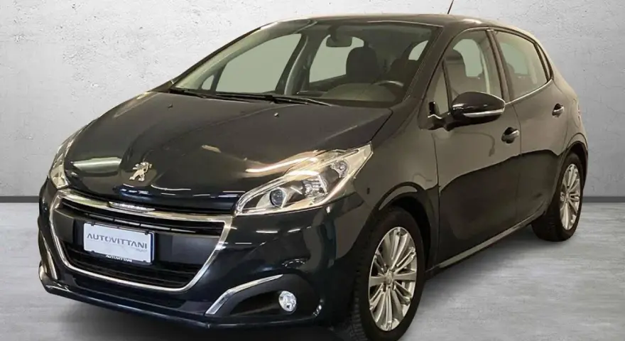 Peugeot 208 grigia, ideale per la città. Controlla la pressione gomme per un viaggio sicuro.