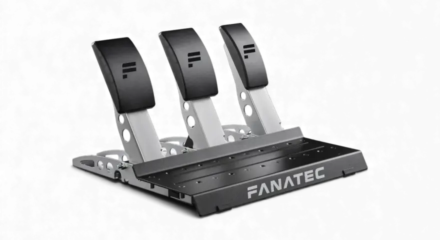 Pedaliera Fanatec con tre pedali, tra cui la frizione, per un'esperienza di guida simulata realistica.