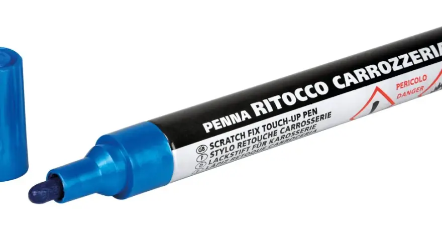 Pennarello per carrozzeria auto funziona per ritoccare graffi. Il tappo blu è accanto.