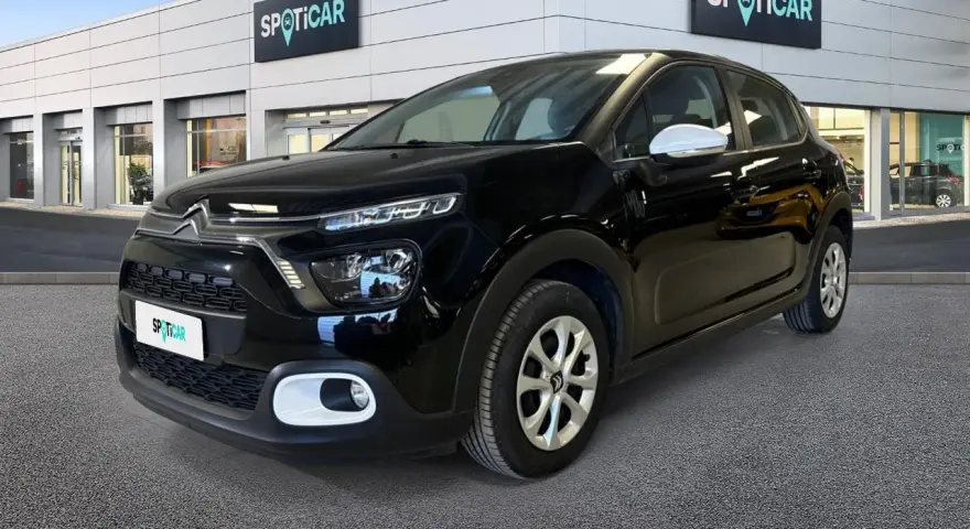 Citroën C3 nera parcheggiata davanti a uno showroom Spoticar. Controlla la pressione pneumatici per un viaggio sicuro.