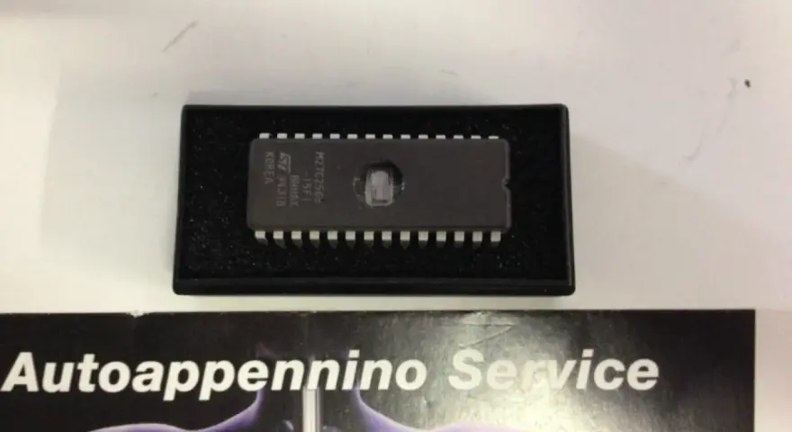 Eprom centralina M27C256B, un componente essenziale per il funzionamento di molti sistemi elettronici, qui in un contenitore protettivo.