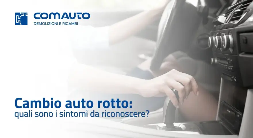 Mano che muove la leva del cambio, un componente essenziale della trasmissione, per riconoscere i sintomi di un cambio auto rotto.