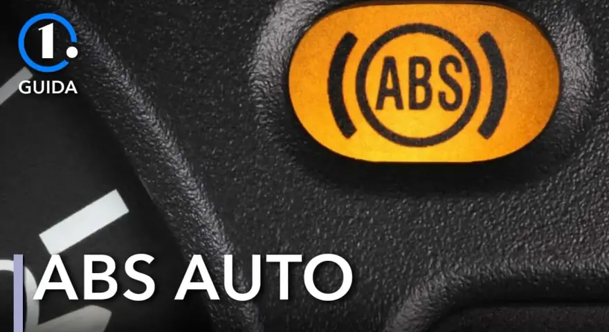 Spia luminosa ABS accesa sul cruscotto. Capire cos'è l'ABS è fondamentale per la sicurezza alla guida.