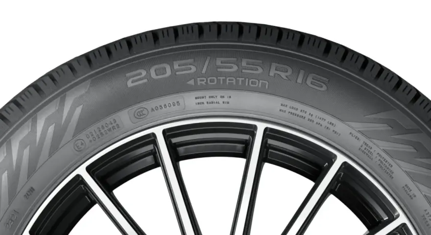 Pneumatico auto con indicazione della dimensione 205/55 R16, montato su un cerchio sportivo.