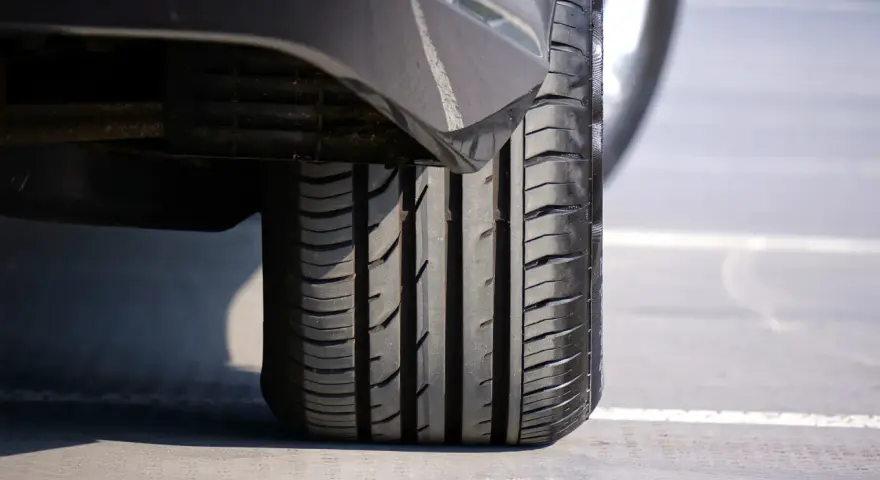 Gomme auto con battistrada ben visibile, misura 185 55 r15. La pressione corretta è fondamentale per la sicurezza.