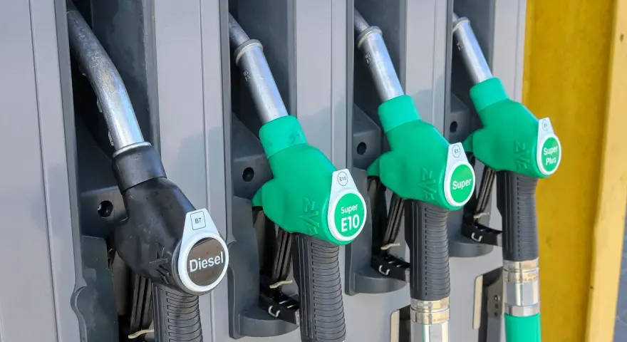 Pompe di gas e benzina: una nera per il Diesel, tre verdi per Super E10, Super e Super Plus.