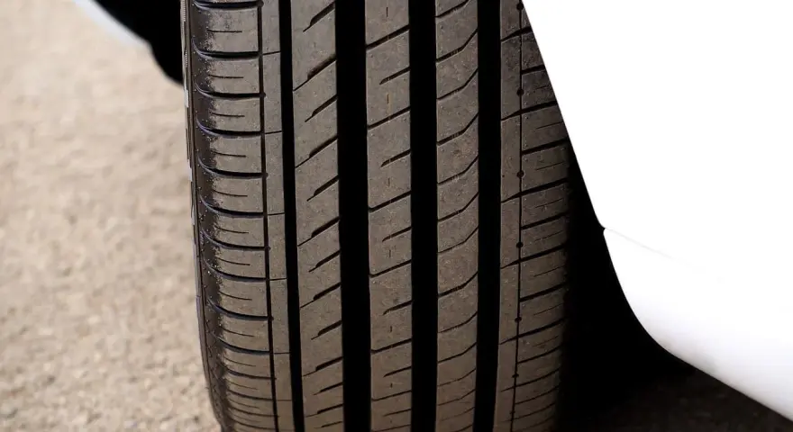Battistrada di un'auto con un buon spessore minimo, pronto per affrontare ogni strada.