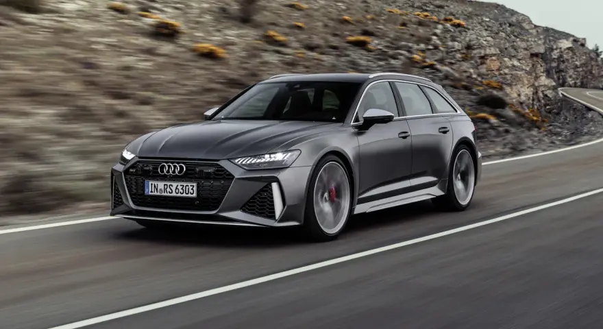 Audi RS6 grigia su strada tortuosa. Il codice colore Audi dove si trova? Sulla targhetta nel vano motore o sul libretto.