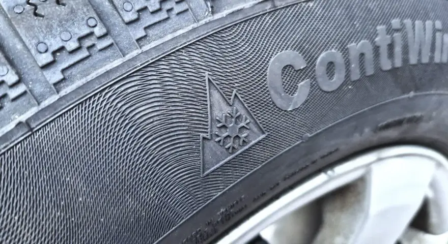 Gomme invernali ContiWinterContact con simbolo fiocco di neve e montagna. Perfette per affrontare la neve e il ghiaccio.
