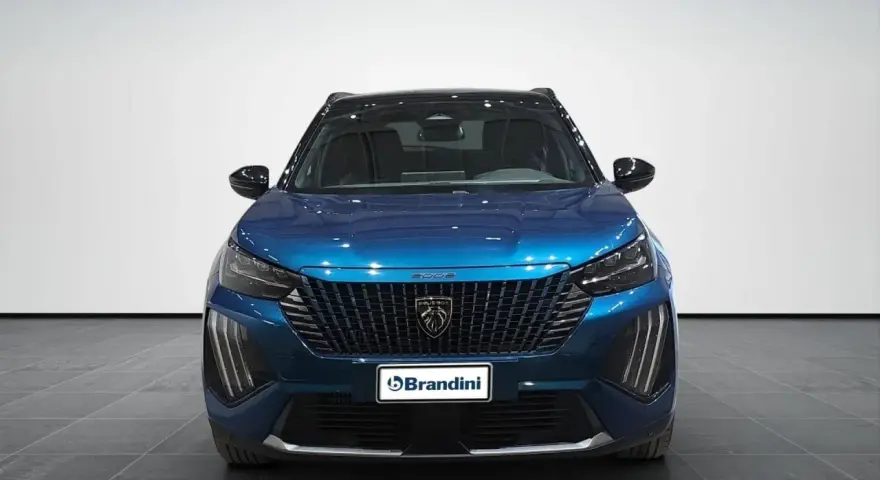 Peugeot 2008 blu, con griglia frontale e logo distintivo. Ideale per chi cerca informazioni sulla pressione gomme peugeot 2008.
