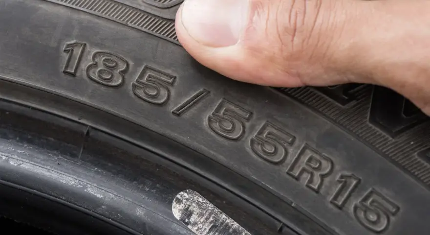 Dito si vede il pneumatico cinturato, con la misura 185/55R15. Capire il pneumatico cinturato significato è fondamentale per la sicurezza.