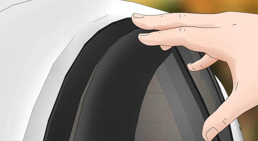 Mano che posiziona un deflettore auto, accessorio utile per migliorare il comfort di guida.