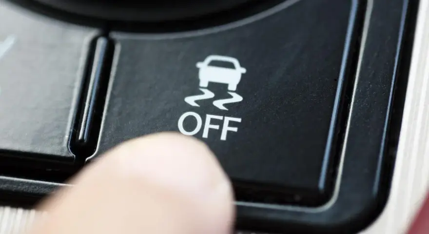 Dito, un dito preme il pulsante "OFF" del sistema di controllo stabilità della macchina, disattivandolo.