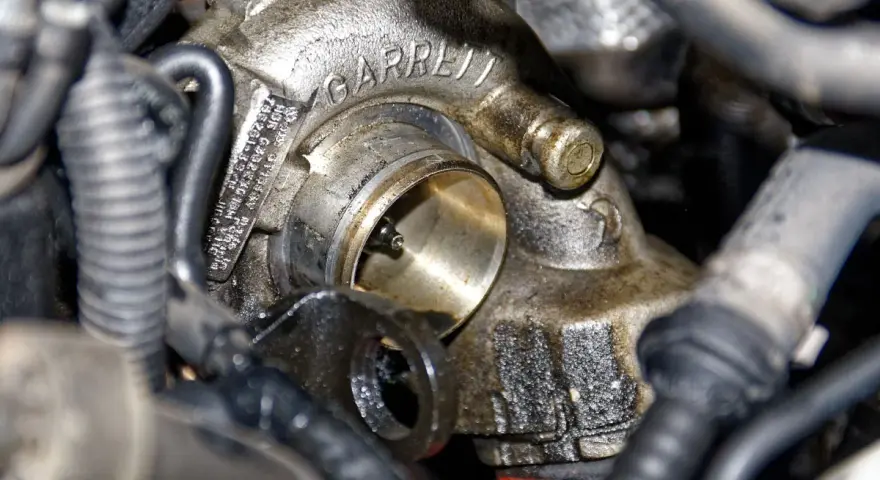 Dettaglio di un turbocompressore Garrett. Il convertitore pressione turbocompressore a cosa serve? Regola la pressione per ottimizzare le prestazioni.