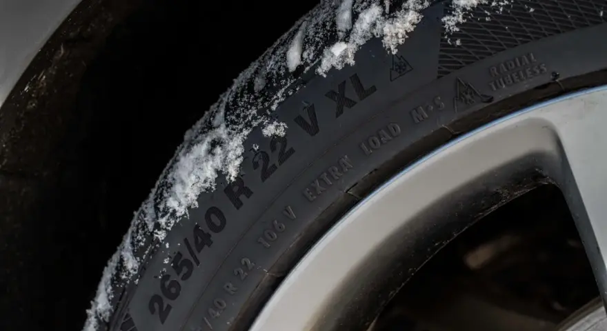 Gomma invernale con neve sul battistrada, sigla 265/40 R 22 XL.