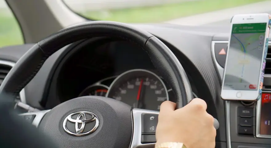 Volante Toyota con navigatore. Vibrazioni al volante? Potrebbero essere sintomi di squilibrio gomme.