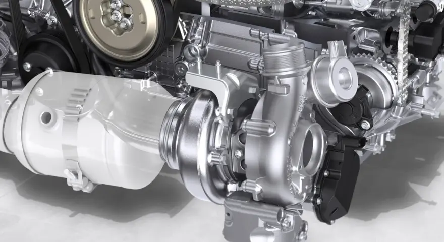 Dettaglio di un motore con un componente turbo lucido al centro, pronto a sprigionare potenza.