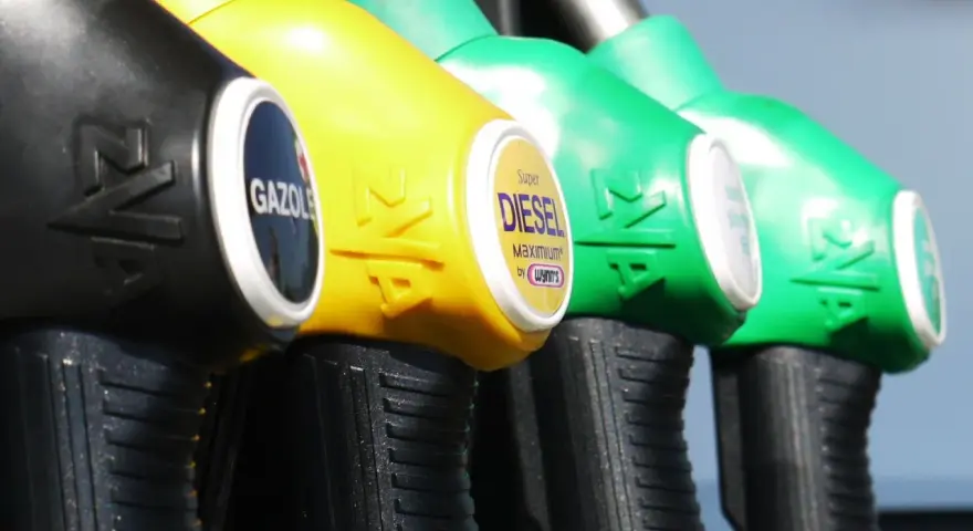 Pompe di benzina: nero per gasolio, giallo per Super Diesel, verdi per benzina. Un'immagine che mostra il passaggio da metano a benzina, con diverse opzioni di carburante.
