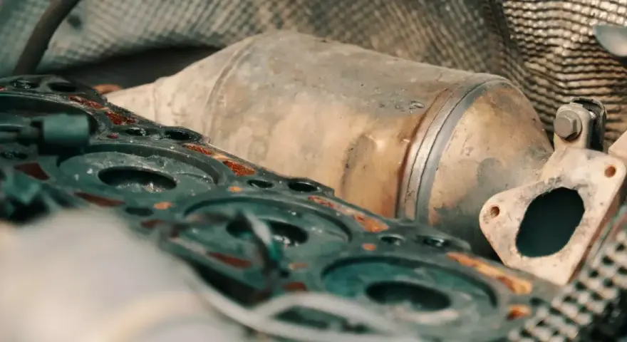 Parti del motore e un filtro antiparticolato intasato, con i rischi che comporta per le prestazioni del veicolo.