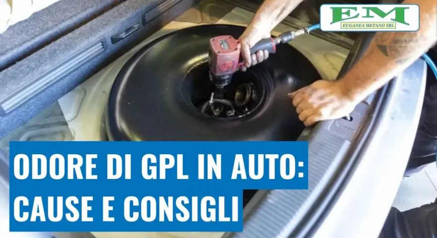 Meccanico lavora sul serbatoio GPL dell'auto. Se senti odore di GPL, potrebbe esserci un problema.