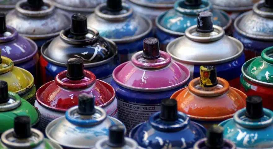 Bombolette spray colorate, pronte per verniciare con bomboletta spray su ferro. Diverse tonalità e segni d'uso.