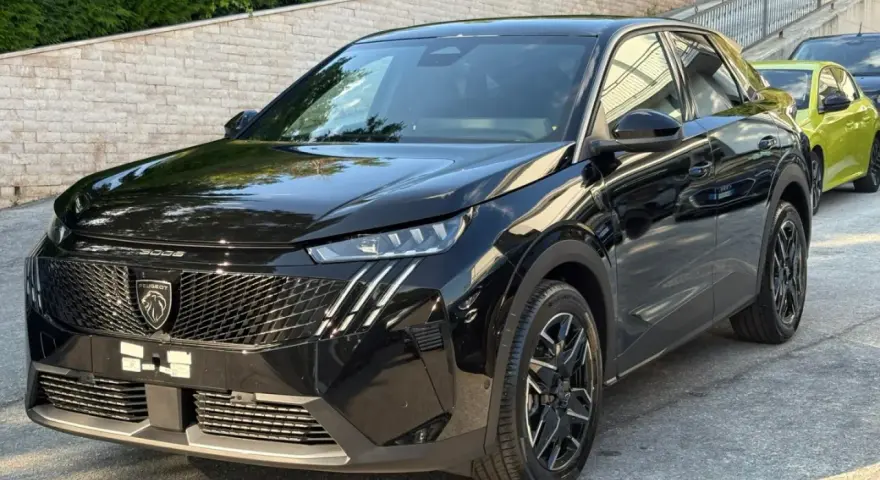 Nuova Peugeot 3008 nera lucida, con dettagli cromati e cerchi in lega sportivi. Ideale per chi cerca stile e prestazioni, con attenzione alla pressione pneumatici.