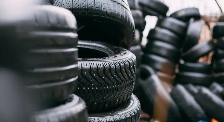 Pile di gomme M+S senza fiocco di neve, pronte per affrontare ogni condizione stradale.