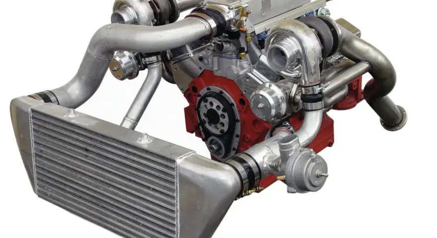 Motore V8 con doppio turbo e intercooler. L'intercooler a cosa serve? Raffredda l'aria compressa dai turbo per aumentare la potenza.