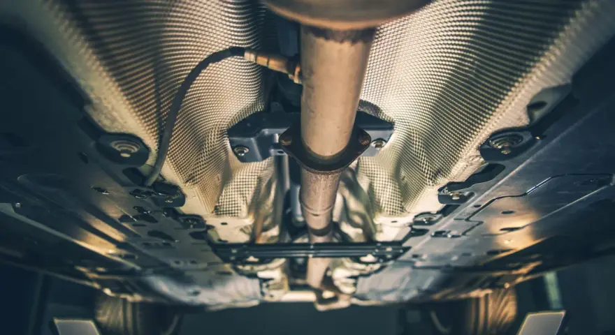Sottoscocca di un'auto diesel con sistema di scarico e isolamento termico. Si percepisce la potenza dei vuoti in accelerazione.