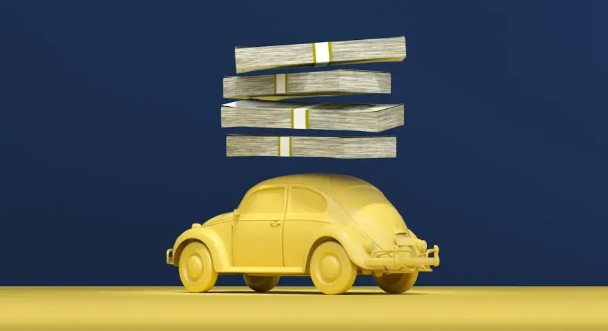 Un'auto gialla sotto quattro pile di banconote. Forse questi sono i veri "cavalli" di una macchina, il denaro necessario per acquistarla.