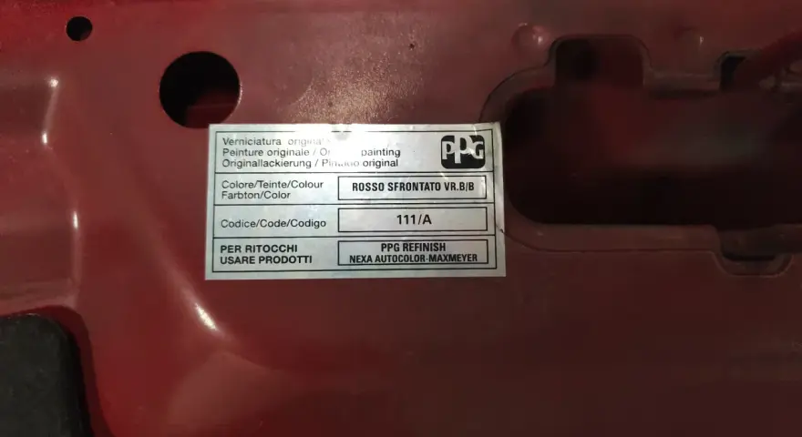 Etichetta su Fiat 500 rossa: codice colore "Rosso Sfrontato VR.B/B", codice 111/A.