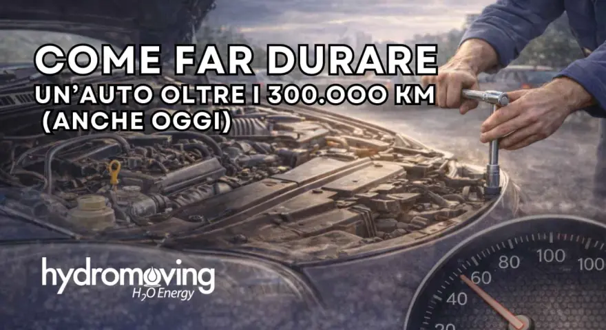 Un meccanico lavora sul motore di un'auto. L'immagine suggerisce come un motore diesel possa superare i 300.000 km.