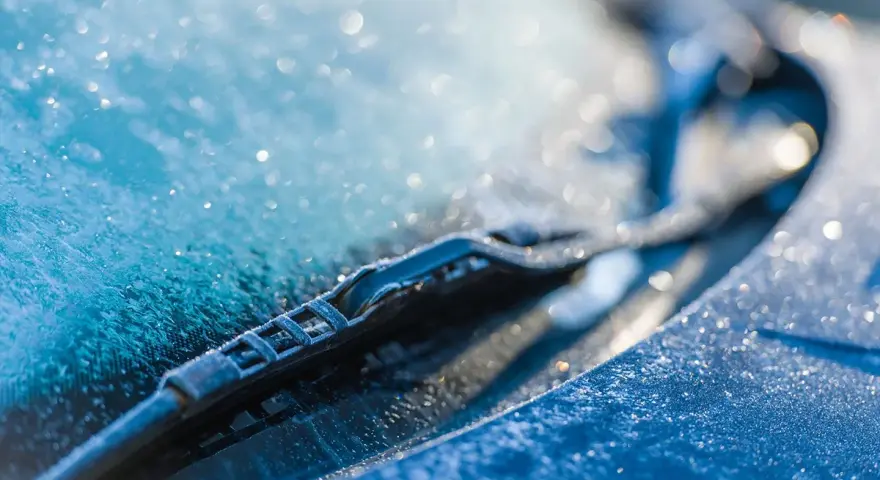 Ghiaccio sul parabrezza e tergicristallo. Un'idea per il tuo liquido lavavetri auto fai da te.