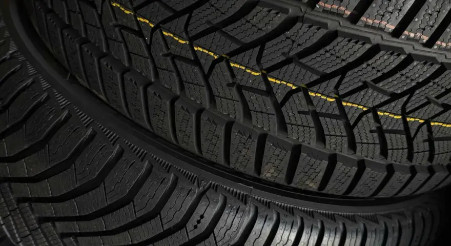 Gomme invernali con battistrada profondo e linea gialla, pronte per affrontare anche 20 gradi di caldo inaspettato.