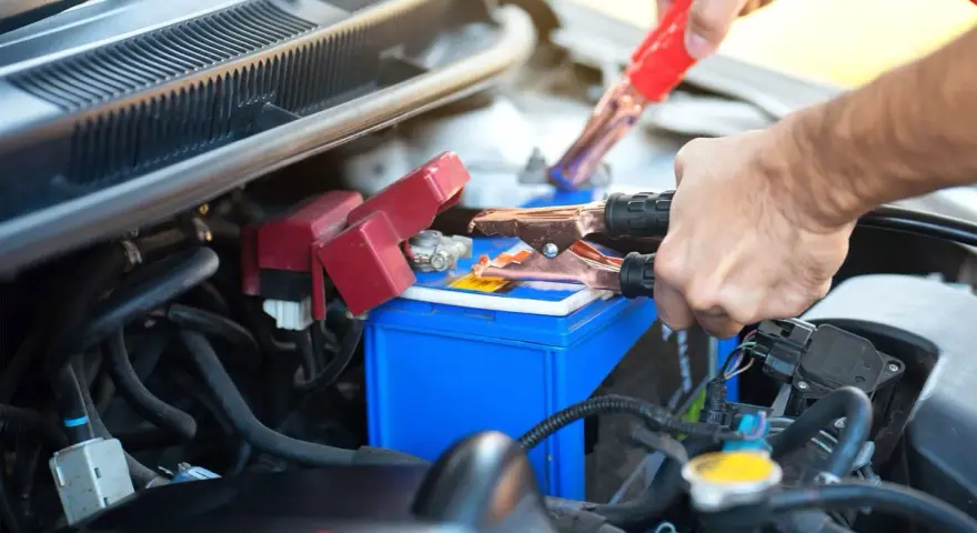 Collegamento cavi batteria auto, forse per risolvere i sintomi di una batteria in corto.