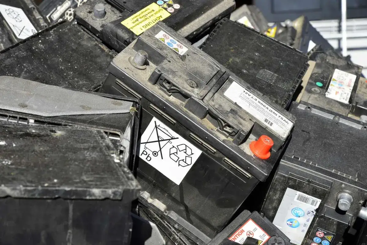 Pile di batterie per auto usate, pronte per il corretto smaltimento. Dove smaltire batteria auto? Qui si riciclano!