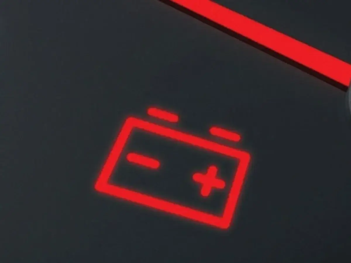 Spia rossa della batteria accesa sul cruscotto. Indica un problema di ricarica, non quanto dura la batteria della macchina.
