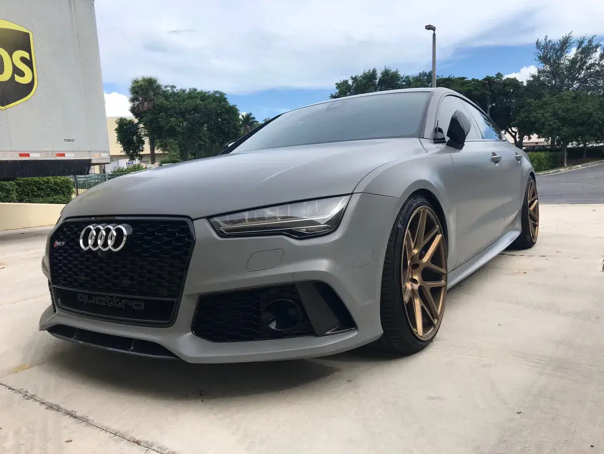 Audi RS7 grigio nardo opaco, con cerchi in lega color bronzo.