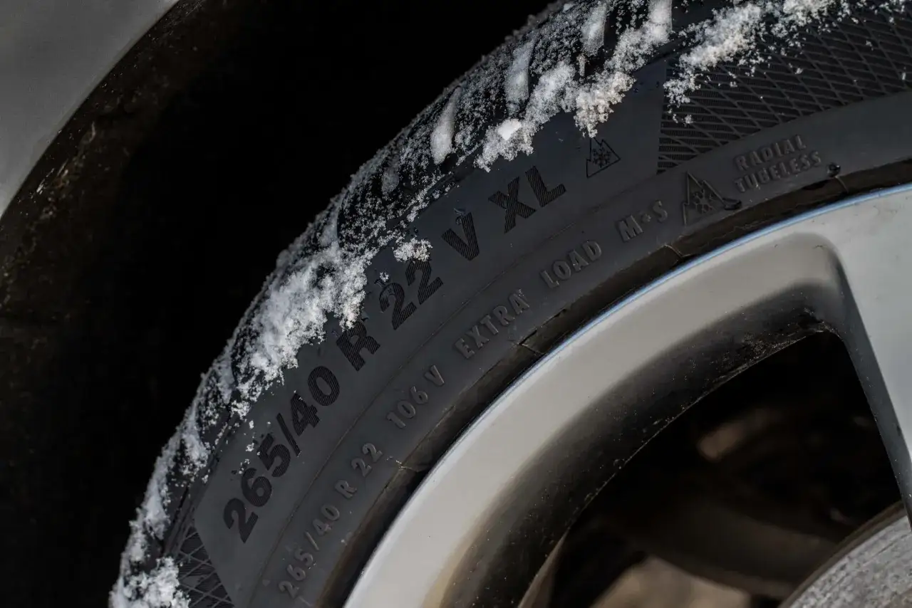 Gomme M+S con neve sul battistrada, pronte per affrontare l'inverno senza fiocco di neve.