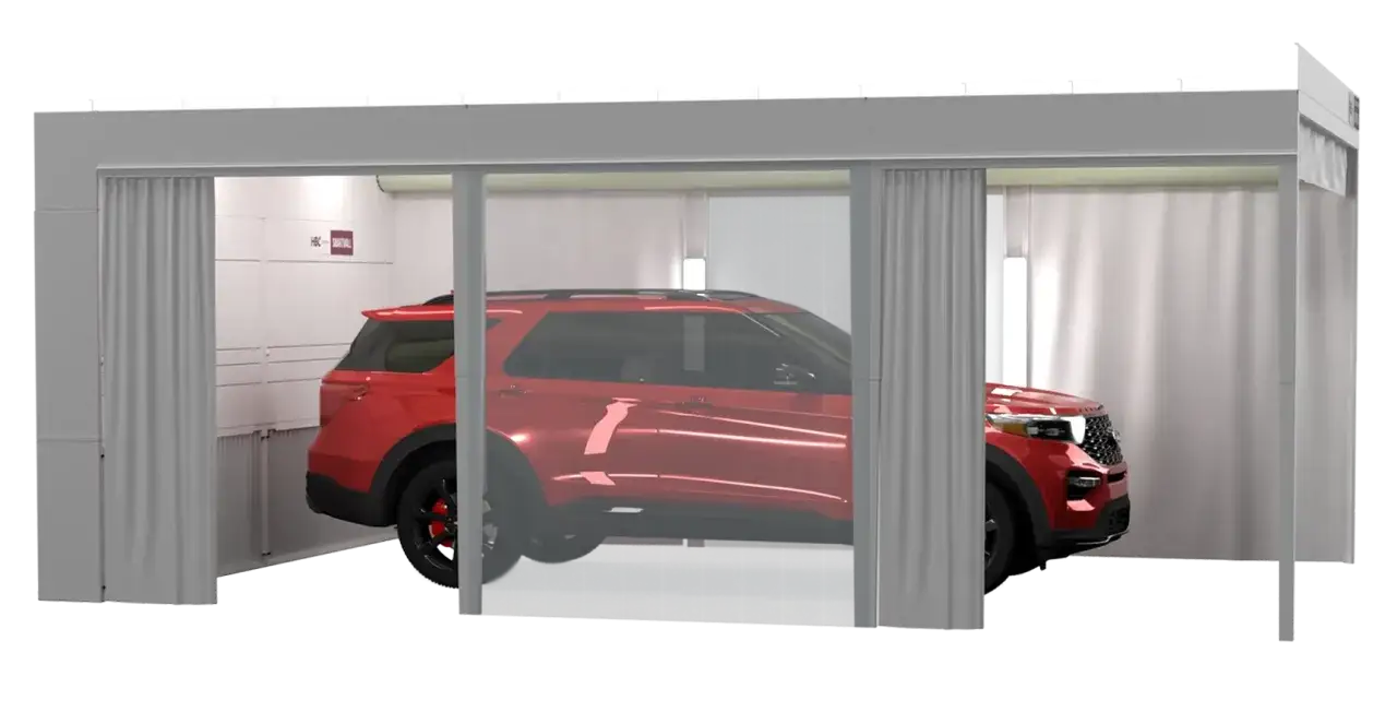 Cabina per verniciatura auto con SUV rosso fiammante pronto per un nuovo look.