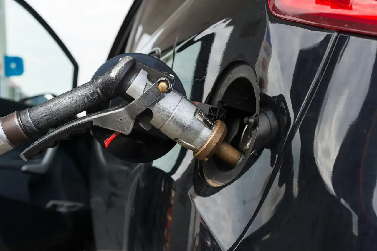 Ugello di rifornimento per GPL inserito nel serbatoio di un'auto. Non è vero che gpl e metano sono la stessa cosa, ma entrambi sono gas.