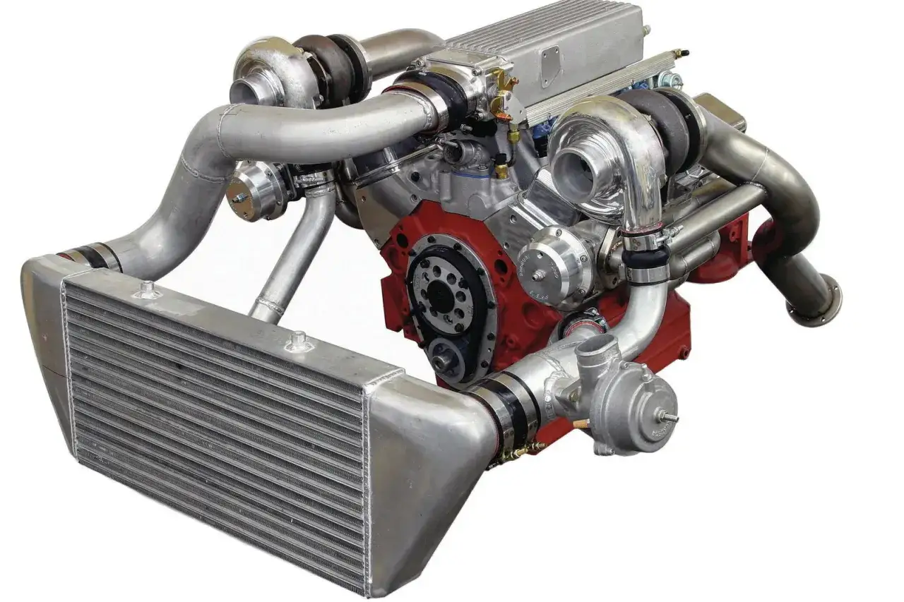 Motore V8 potenziato con doppio turbo e intercooler. L'intercooler a cosa serve? Raffredda l'aria compressa dai turbo per aumentare la potenza.