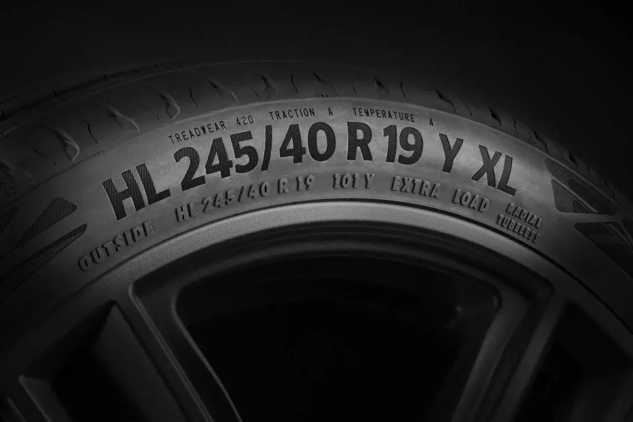 Gomme rinforzate XL per prestazioni elevate. Dettaglio del pneumatico 245/40 R19 con indicazioni di carico extra.