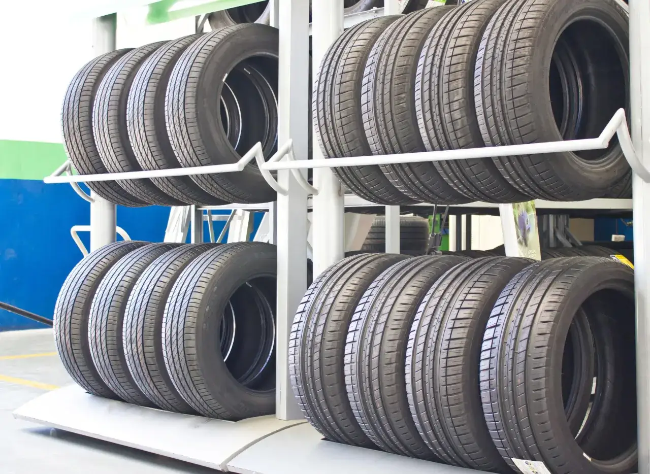 Scaffali metallici con pneumatici impilati. Ottimi consigli su come conservare pneumatici senza cerchio per preservarne la qualità.