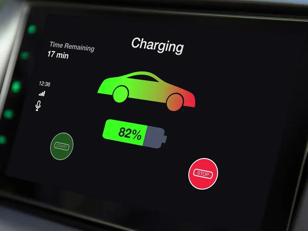 Schermo di un'auto elettrica che mostra la ricarica all'82%, con 17 minuti rimanenti. La durata batteria auto elettrica &egrave; quasi completa.