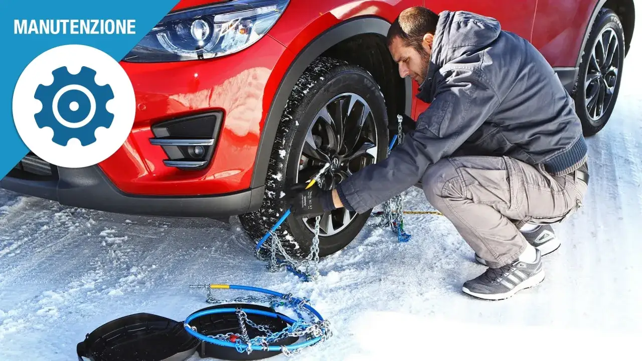 Uomo monta catene da neve su pneumatico in un contesto di obbligo gomme da neve.