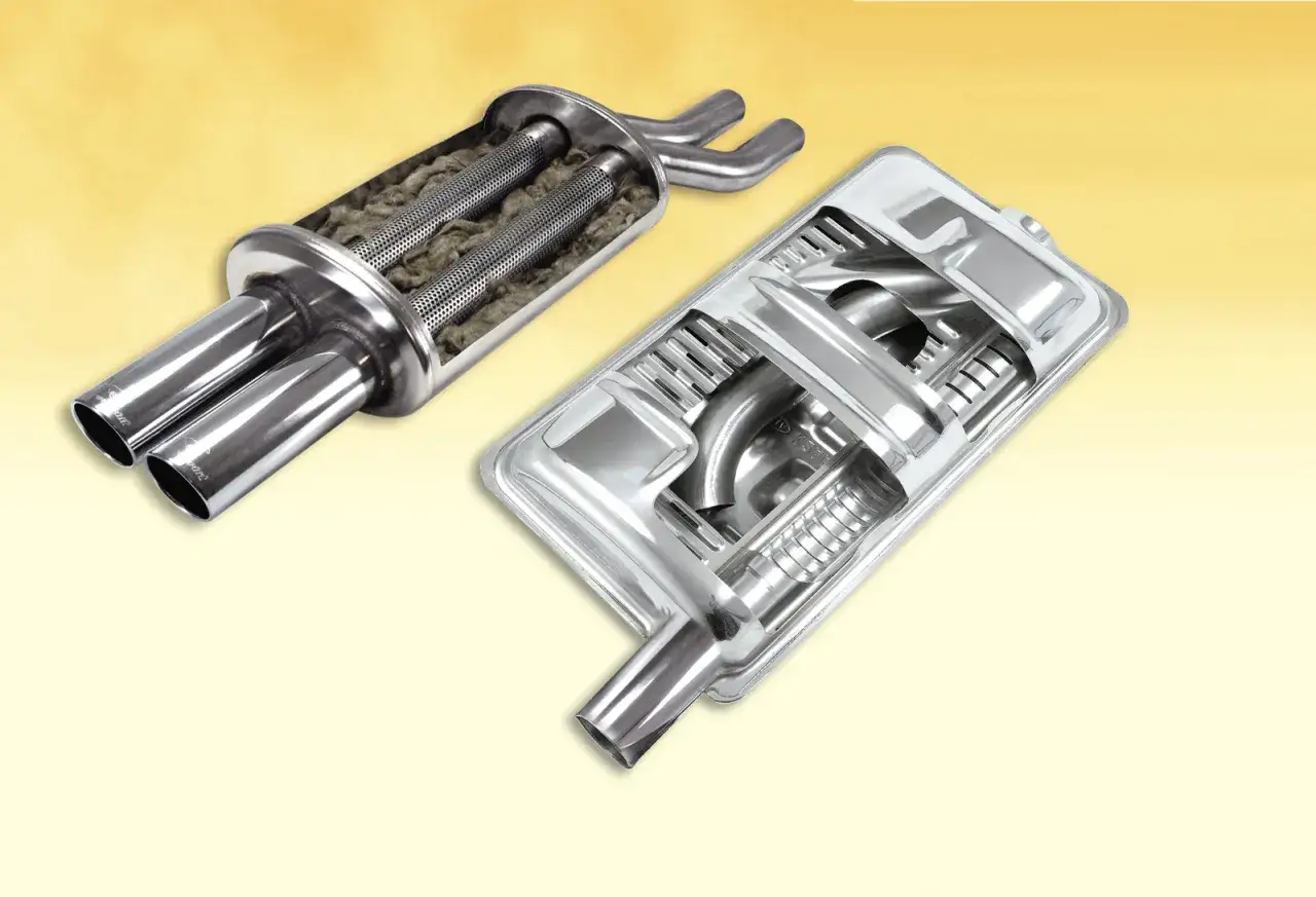 Sezioni interne di due silenziatori per auto, uno con tubi perforati e materiale fonoassorbente, l'altro con un complesso sistema di camere e deflettori.